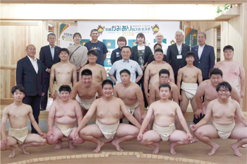 相撲稽古での記念写真