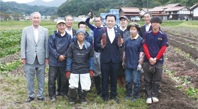 飯南町地域づくり協同組合さつまいもほ場訪問時の記念写真