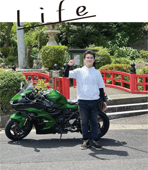 バイクでツーリングを楽しむ中島さんの写真