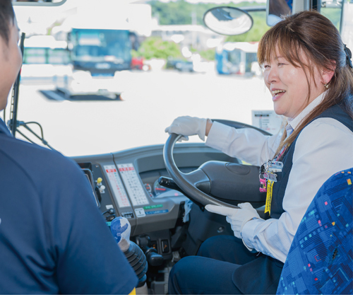 バスの運転手として活躍する安井さんの写真