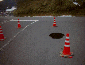 道路の陥没 道路の陥没