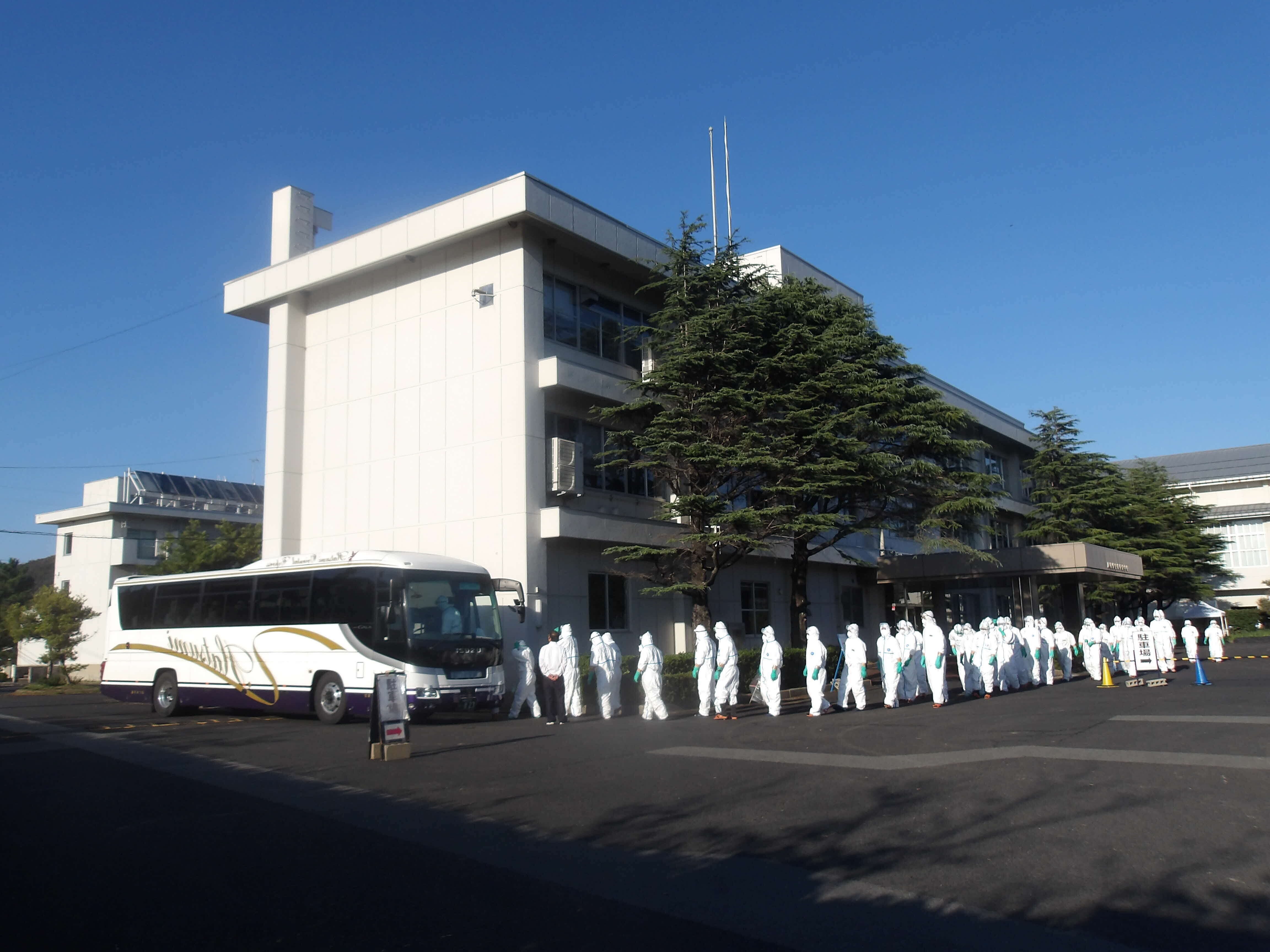 発生農場へ向かう動員者の列