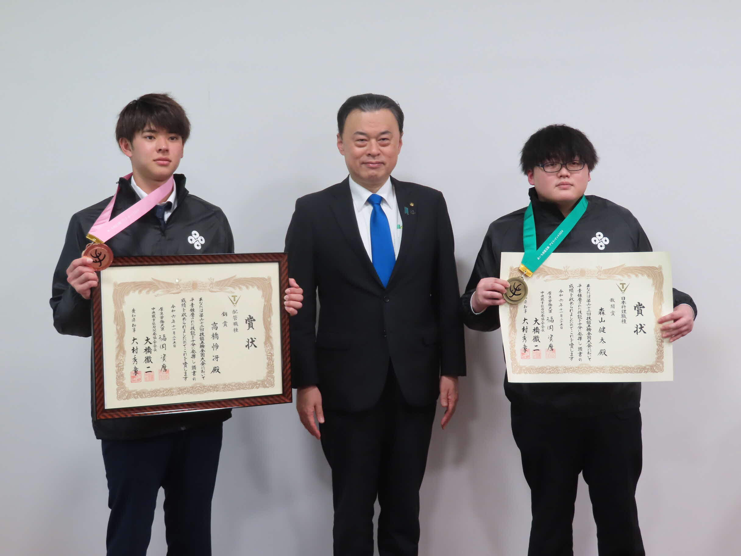 入賞者と知事の写真