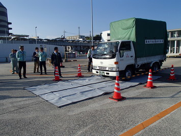 西郷港フェリーターミナルにおける車両消毒の様子