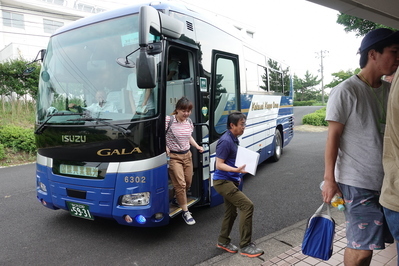 バスが到着した様子