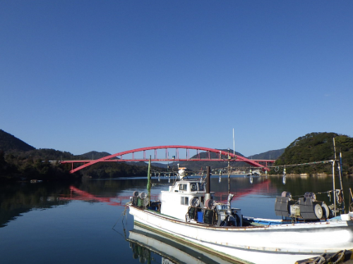 西郷大橋と漁船