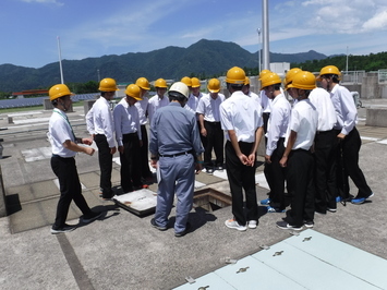 水処理施設の見学風景の画像２