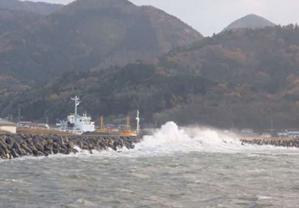 河下港の海上が荒れた際の岸壁状況