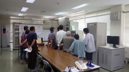 おんべダムの管理所内での説明の様子