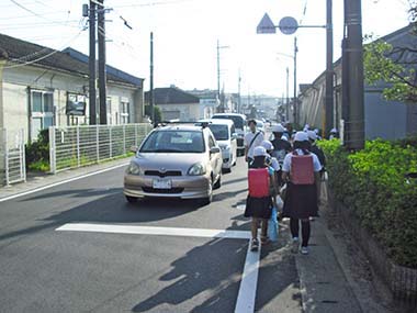 三菱農機前の通学路東側