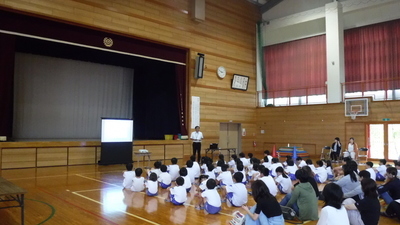 スライドを見て学習している写真