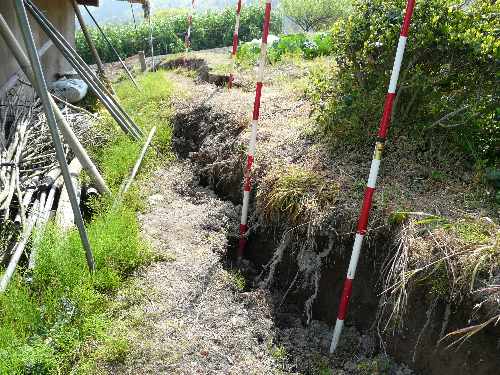 地すべり発生により地面に60センチの段差が発生