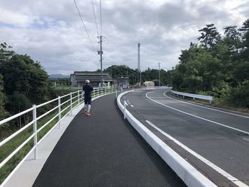 歩道が完成し、ウオーキングに利用している