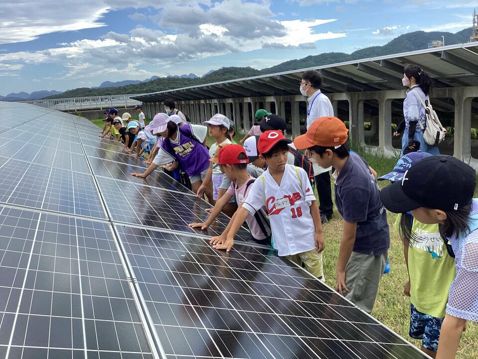 8月10日江津東児童クラブ様、渡津児童クラブ様。太陽光パネル触ってもいいんです！