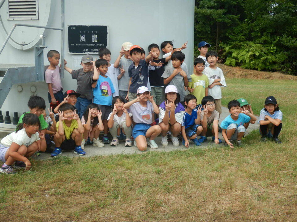 8月10日江津東児童クラブ様、渡津児童クラブ様。江津東小さんに命名してもらった８号機「風龍（ふうりゅう）」で記念撮影