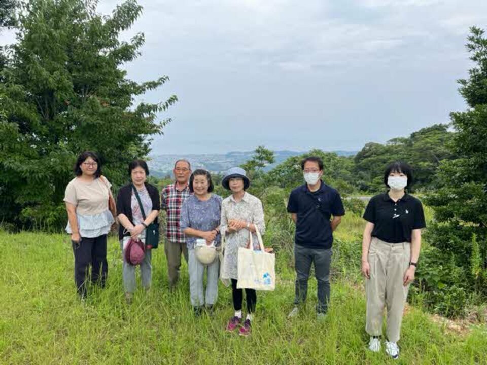 9月20日定期ツアー。高野山風力発電所から万葉の里江津をバックに記念撮影