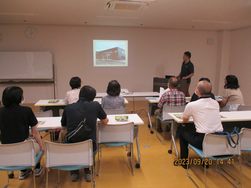 9月20日定期ツアー。播磨屋林業さん新社屋での説明<