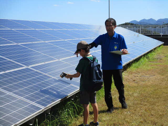 江津浄水場太陽光発電所見学（右）