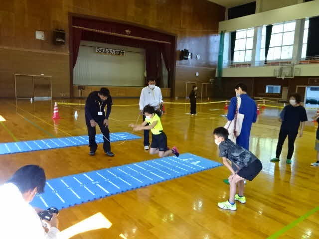 立ち幅とびをしている様子