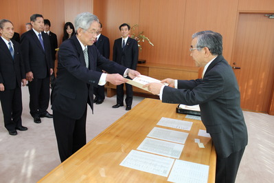 知事から表彰状の授与