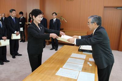 知事から表彰状の授与