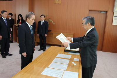 知事から表彰状の授与