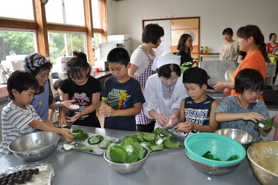 子供たちがまきつくりにチャレンジ