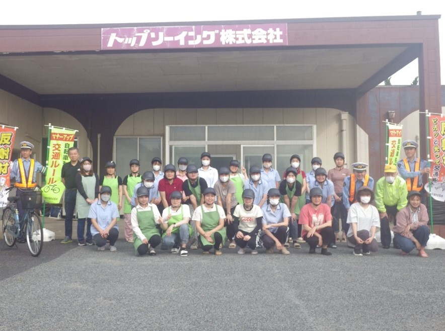 ヘルメットをかぶります！反射材をつけます！