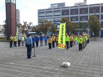 出発式で集合している様子