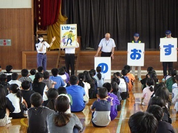 防犯の合言葉、「いかのおすし」を説明風景。１