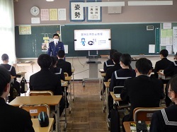 大麻の危険性について説明する様子