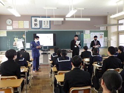 代表生徒とともに薬物勧誘を断る様子（ロールプレイング）