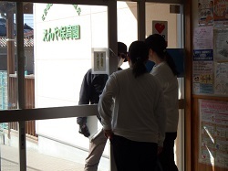 不審者役が尋ねる様子