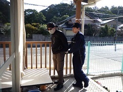 警察官が不審者役を確保する様子