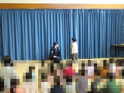 警察官に説明している様子