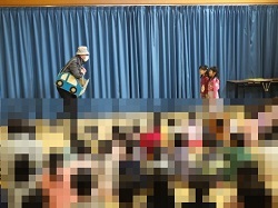 不審者役から声をかけられている様子２