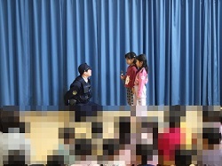 警察官に説明している様子２