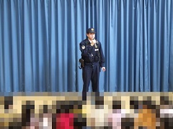 警察官が説明している様子