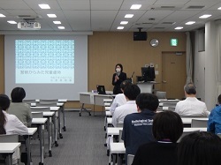 生安課長が講演をしている様子