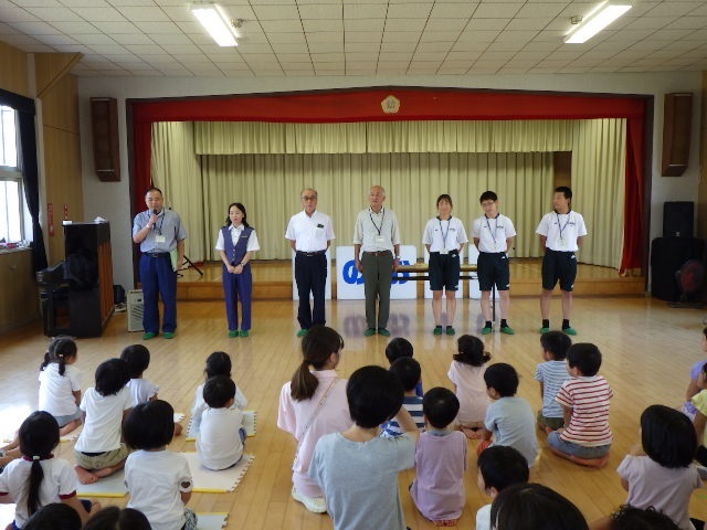 出雲市立第三中学校の生徒さんと今市幼稚園の園児に対し防犯教室を行っている様子