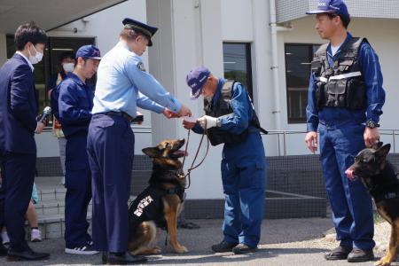 嘱託警察犬と指導手２枚目