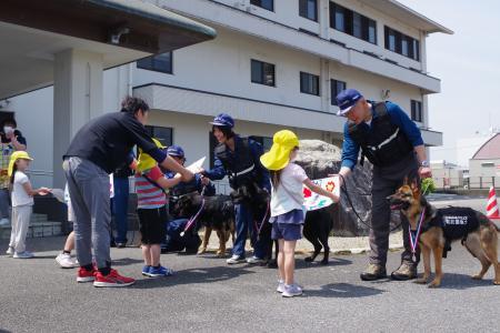 嘱託警察犬と指導手５枚目