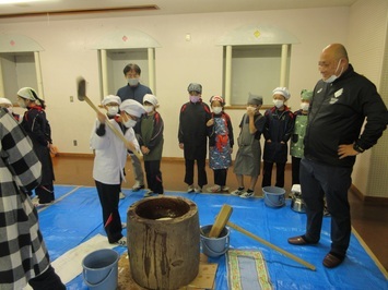 みんなで餅つき