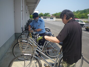 隠岐高校で自転車に鍵をかける