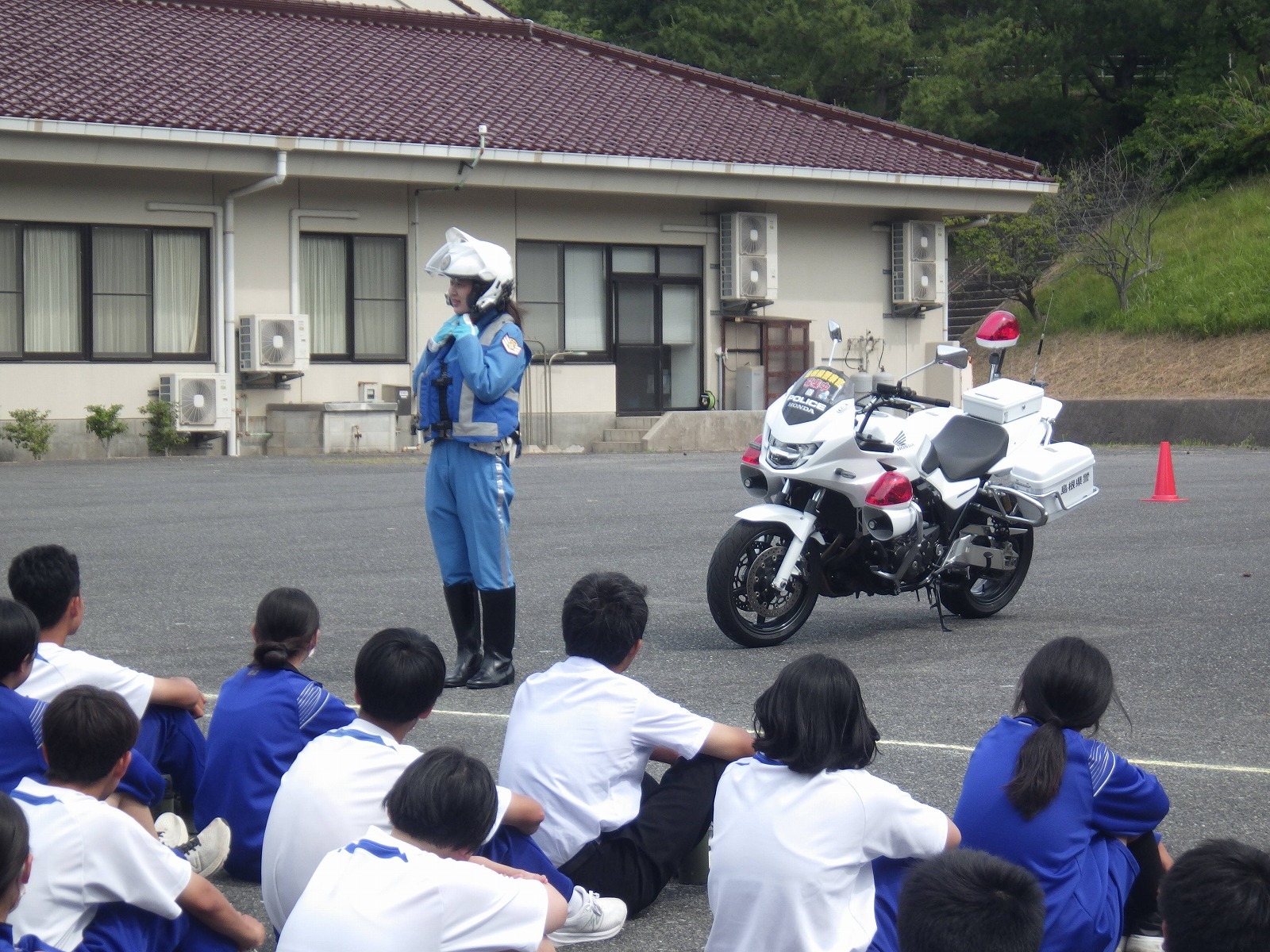 女性白バイ隊員