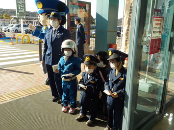 小さな警察官が交通安全を呼びかける様子