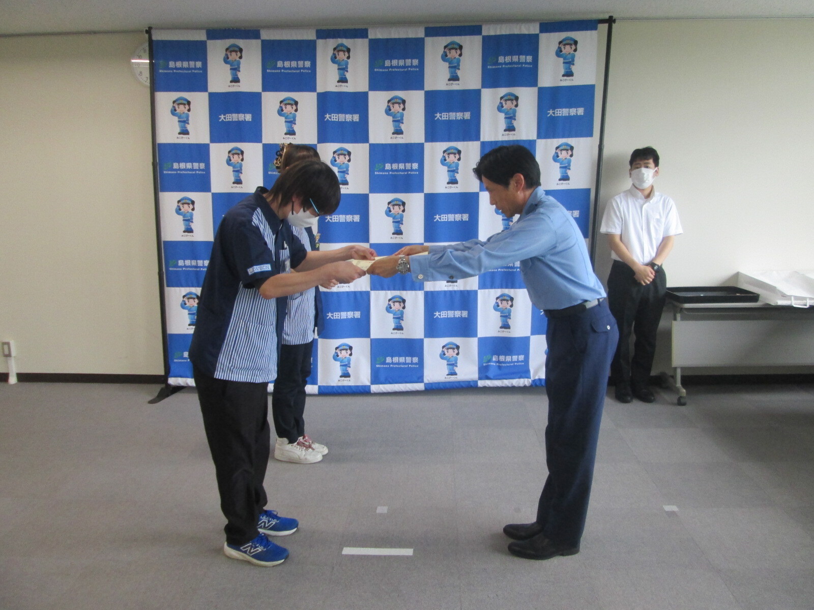 表彰状の贈呈をしている写真