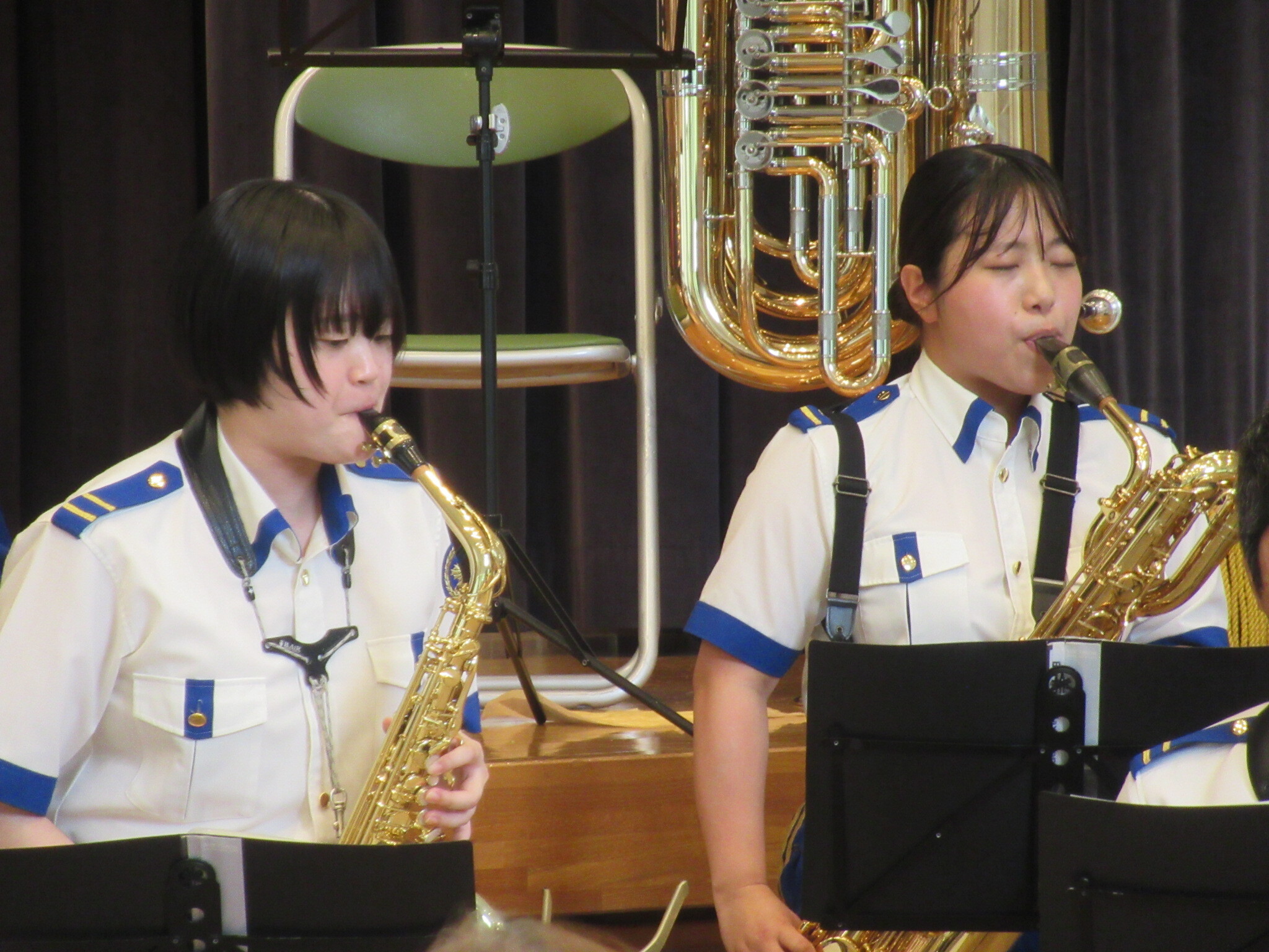 音楽隊員２名の演奏中の様子